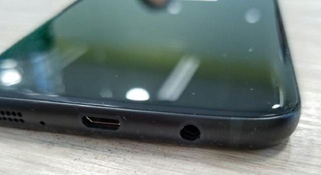 <b>Primele imagini cu Samsung Galaxy S7 Edge pe "negru glossy" apar online</b>Dacă erați puțin rezervați cu privire la zvonul ce indica faptul că Samsung pregătește o variantă Negru Glossy pentru smartphone-ul Galaxy S7 Edge , iată că astăzi avem și confirmarea oficială ce vine sub forma unor fotografii cu noua nuanță de culoare. 