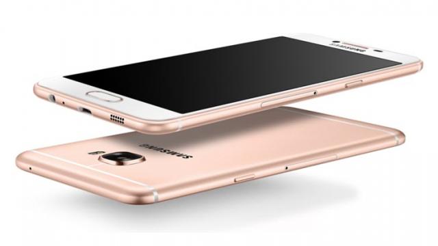 <b>Samsung Galaxy C9 ar urma să sosească prin octombrie-noiembrie, ar trebui să aibă dotări de top</b>Printre următoarele smartphone-uri la care sud-coreenii de la Samsung lucrează, se află și modelul Galaxy S9 - phablet cu display de 5.7 sau 6 inch ce aparent ar urma să debuteze pe piață în perioada octombrie-noiembrie. Ne așteptăm la dotări high-end