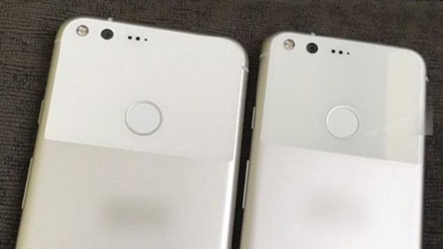 <b>Noi fotografii cu Google Pixel și Pixel XL ajung pe web; se confirmă totodată și lansarea programată pentru 4 octombrie! </b>Este momentul ca astăzi să ne îndreptăm atenția către noi fotografii în care smartphone-urile Google Pixel și Google Pixel XL își fac apariția. Vedem că terminalele sunt în stare de funcționare, și desigur faptul că avem de-a face aici cu varianta pe alb 