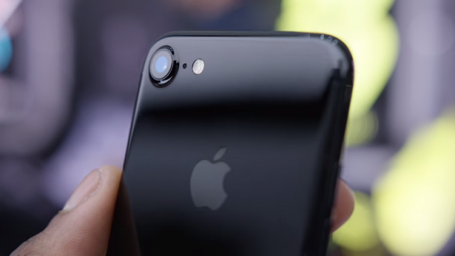 <b>iPhone 7 Jet Black primeşte testul de zgâriere, nu rezistă deloc eroic (Video)</b>Deși arată spectaculos, iPhone 7 în varianta de culoare Jet Black se dovedește a fi un telefon foarte pretențios atunci când vine vorba despre modul în care este tratat. Chiar și Apple recomandă utilizarea unei huse de protecție pentru a evita apariția de