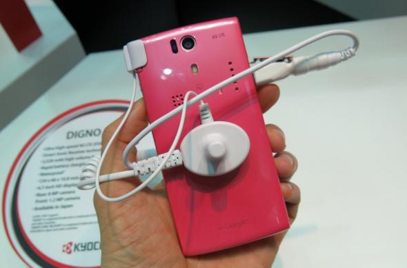 MWC 2013: Hands on cu Kyocera Digno S, smartphone 4G LTE roz pentru domnișoare (Video): kyocera_digno_s_13jpg.jpg
