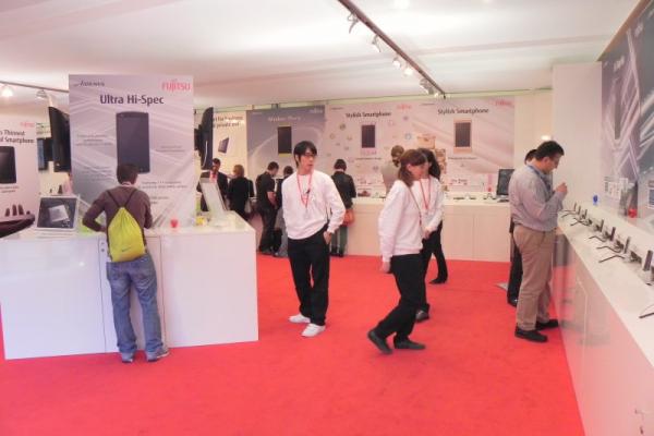MWC 2012 & premii luminoase azi! Standul Fujitsu - telefoane rezistente la apă și foarte subțiri (Video)