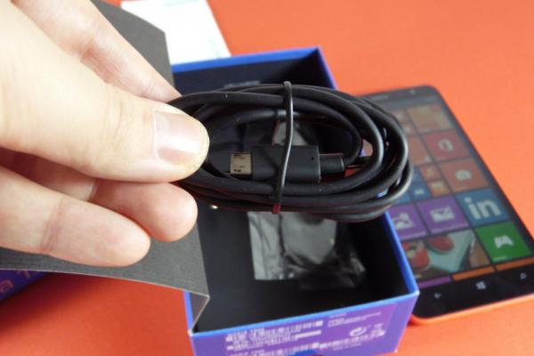 Nokia Lumia 1320 Unboxing: maxi phablet, mini preț (Video)