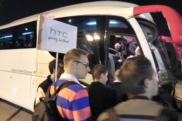 MWC 2012: HTC One V preview - ofertă low end În zona Android 4.0 și un design Legendar (Video)