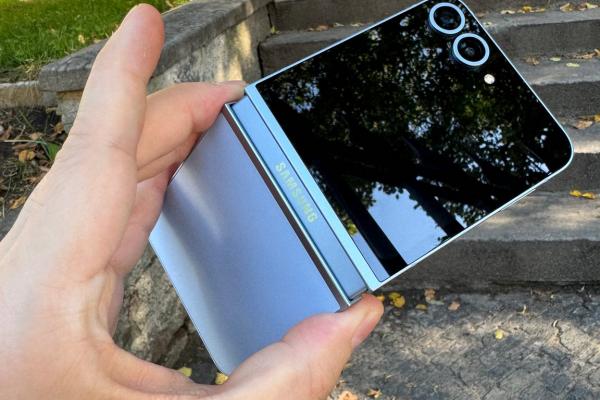 Samsung Galaxy Z Flip6 - Fotografii