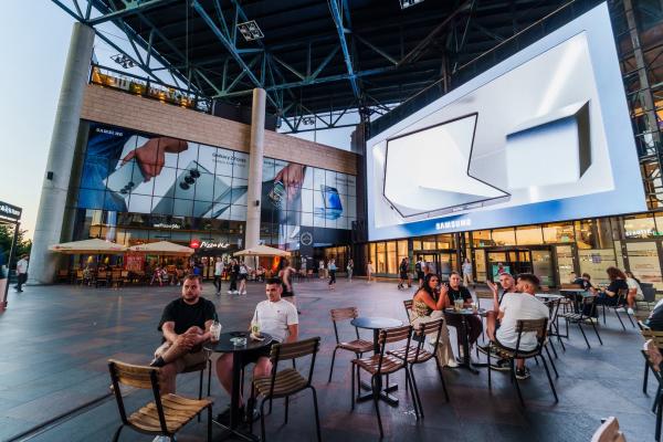 Ecran LED de mari dimensiuni instalat la Iulius Mall Cluj-Napoca printr-un parteneriat Samsung - IULIUS