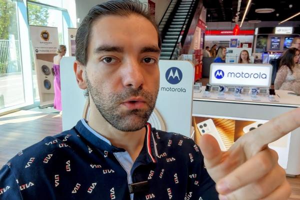Am fost să văd primul magazin Motorola shop în shop din România, unde poţi... mirosi, testa telefoanele Moto