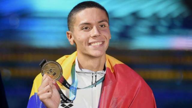 <b>David Popovici îşi poate face selfie doar cu Samsung Galaxy Z Flip6 pe podium; Alte telefoane sunt interzise la Jocurile Olimpice 2024</b>Regulile pentru sportivi sunt foarte stricte la Jocurile Olimpice din 2024, de la Paris şi la Jocurile Olimpice în general. O antrenoare de fotbal feminin a fost dată afară pentru spionat cu drone şi o sportivă a fost trimisă acasă pentru 