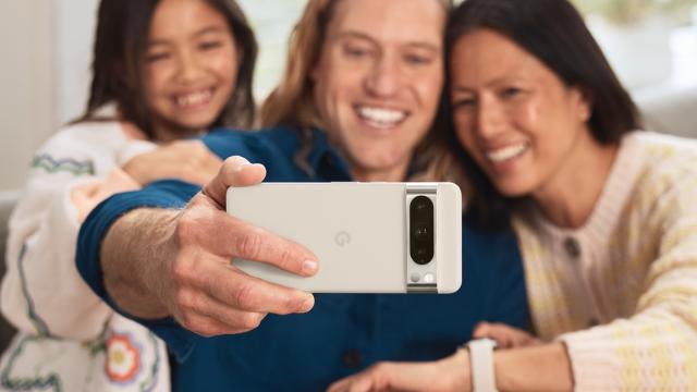 <b>Mai vine Google Store în România? Avem noi indicii legate de debutul magazinului oficial pe plan local</b>Cu ceva timp înainte de debutul lui Pixel 8a a ajuns pe web un zvon conform căruia Google ar putea lansa un magazin oficial în România. Telefonul a debutat, însă el nu a ajuns să fie vândut de retaileri autohtoni pe cale oficială. În schimb, azi aflăm