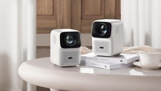 <b>Turul Magazinelor #1444: Proiector Full HD sub 1000 lei, reducere la laptop de gaming ASUS, smartwatch de 99 lei</b>Turul Magazinelor continuă în forţă cu lichidări de stocuri şi tăieri de 10-20-30% din preţuri. Suntem la episodul #1444, care se lasă cu ceasuri smart de 99 lei şi proiectoare Full HD sub 1000 lei. Avem şi un laptop care rulează excelent majoritatea