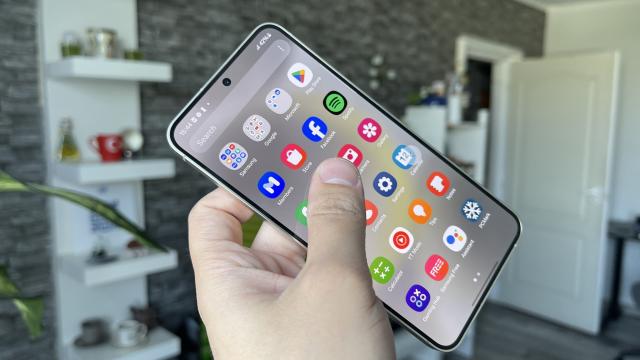 <b>Samsung One UI 7.0 Beta va sosi luna viitoare, un update major cu schimbări la nivel estetic</b>Ultimele zile ale lunii iulie ne-au adus multe leak-uri asociate lui One UI 7.0, release bazat pe Android 15, pe care îl așteptăm lansat în varianta finală undeva prin această toamnă-iarnă - în primă fază pe seria Galaxy S24. Am descoperim 