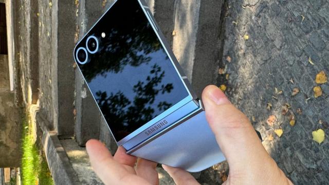 <b>Samsung Galaxy Z Flip6: Schimbările vizuale sunt minore și avem de așteptat până în 2025 pentru facelift-ul major</b>Samsung a optat ca schimbările majore de design pentru Galaxy Z Flip să fie păstrate pentru 2025, atunci când vom primi cel mai probabil un ecran extern cu diagonală mai mare. Până atunci ne mulțumim cu un smartphone flip compact