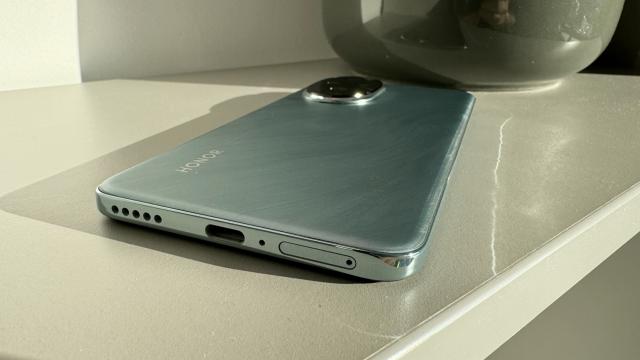 <b>HONOR 200: Acustică stereo cu 3 difuzoare până la urmă, nu doar două</b>HONOR 200 se bucura asemenea lui HONOR 200 Pro de speakere stereo şi nu e vorba despre un combo de speaker jos şi earpiece, nu, nu, difuzorul de sus e dedicat. E pe marginea de sus, lângă emiţătorul infraroşu. E interesant că dacă asculţi cu atenţie