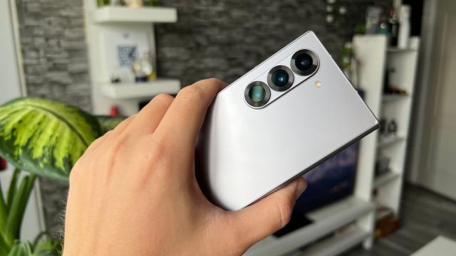 <b>Samsung Galaxy Z Fold6 testat de DxOMark: locul 45 global, dar locul 1 între pliabile; Unde excelează?</b>Ştiu, e ceva lume supărată că Samsung Galaxy Z Fold6 aduce pentru al treilea an la rând aceleaşi camere. Practic are acelaşi setup foto ca şi Galaxy Z Fold4 şi Z Fold5. Evident îmbunătățirile se văd pe partea de procesare, mulţumită noului CPU Snapdragon