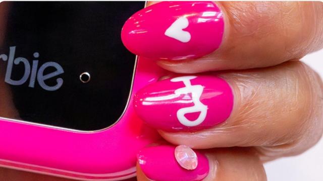 <b>Aşa arată telefonul Barbie Phone de la HMD... şi e doar un feature phone</b>Zvonurile despre telefonul Barbie de la HMD datează încă de la început de an şi iată că prind tot mai mult contur. La urma urmei suntem la doar zile distanţă de prezentarea lui HMD Barbie Phone, iar azi vedem fotografii hands on provenite de la TENAA