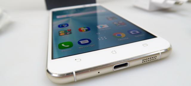 ASUS ZenFone 3 (ZE552KL) Unboxing: mai mare, mai generos ca baterie, mai... alb (Video)
