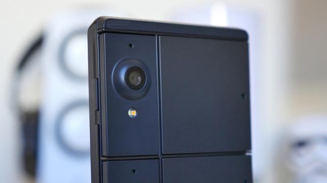 <b>O versiune developer a telefonului modular Project ARA ajunge în redacția Phandroid; iată o galerie de fotografii și specificațiile sale</b>În luna septembrie a acestui an vă informam că celebrul proiect Google Project ARA ar fi fost anulat, proiect ce făcea referire la un smartphone modular , dar nu unul precum Moto Z sau LG G5, ci un produs care permitea schimbarea a multiple componente