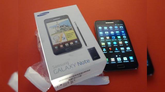 <b>Samsung Galaxy Note scos din cutie la Mobilissimo.ro - un gigant de 5.3 inchi care oscilează Între segmentul tableta/smartphone (Video)</b>Dacă nu am primit încă un Galaxy Nexus în teste, ne consolăm cu un Samsung Galaxy Note, device-ul hibrid care oscilează între segmentul tableta și cel smartphone. Acest device cu diagonală de 5.3 inchi a ajuns pe masa noastră de teste, prin...