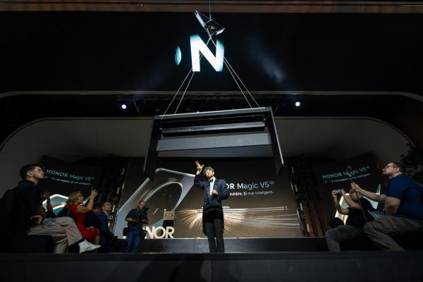 Honor Magic V5 a intrat în Guinness World Records; telefonul pliabil a susținut 104 kilograme în suspensie