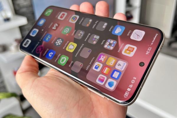 Huawei Pura 80 Ultra: Display ultra imersiv, pe soare, în deplasare, în tren spre munte