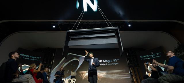 Honor Magic V5 a intrat în Guinness World Records; telefonul pliabil a susținut 104 kilograme în suspensie