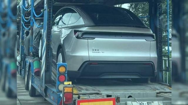 <b>Tesla Model Y L apare în fotografii spion în China; Când vine şi ce ştim despre automobil?</b>Tesla Model Y L, cunoscută şi ca Tesla Model Y Lite, pare să fie un derivat din Tesla Model Y chitit pentru debut pe piaţa din China. A apărut în public recent, printr-o scăpare ce vine chiar din China, dintr-un transport de vehicule