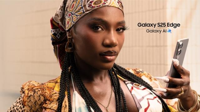 <b>Samsung Galaxy S25 Edge apare la evoMAG într-o ofertă atractivă; cameră de top și AI avansat în cel mai subțire flagship</b>Samsung Galaxy S25 Edge a ajuns pe evoMAG și vine direct cu o ofertă care s-ar putea să atragă mulți ochi: 3.668,99 lei pentru un telefon ultra-subțire, cu specificații high-end și un cadou inclus – o cartelă Vodafone Prepay (29,99 lei). 