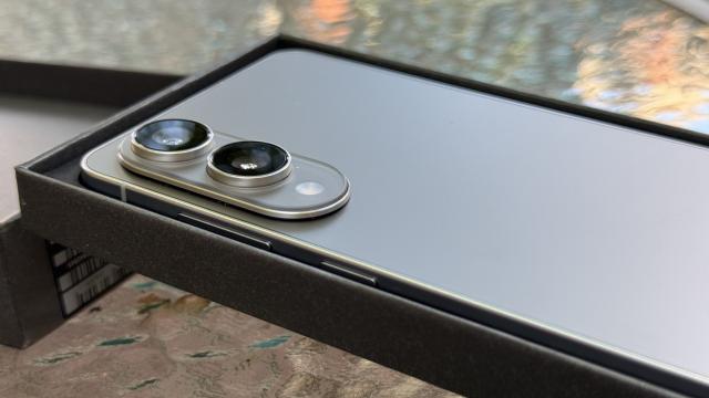 <b>Samsung Galaxy S25 Edge Unboxing: cel mai subţire telefon din 2025 are mai multe în comun cu S25 Ultra decât crezi</b>Samsung Galaxy S25 Edge a tot fost subiect de teasere o bună perioadă de timp, atârnat de aţe subţiri la MWC 2025, pe ideea de „uită-te, dar nu atinge”. Acum în sfârşit a ajuns în România şi nu doar că punem pe el, îl scoatem din cutie şi emitem şi prime 