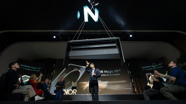 <b>Honor Magic V5 a intrat în Guinness World Records; telefonul pliabil a susținut 104 kilograme în suspensie</b>Honor Magic V5 a fost certificat de Guinness World Records drept cel mai rezistent telefon pliabil testat până acum, după ce a susținut 104 kg agățate direct de balamaua centrală. Testul a fost realizat într-un cadru oficial și validat ca record mondial -