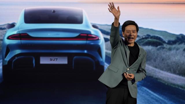 <b>Xiaomi a livrat 42 de milioane de smartphone-uri și a vândut 81.000 de vehicule inteligente; Veniturile trimestriale au atins 13,8 miliarde de euro.</b>Veniturile Xiaomi au atins în trimestrul al doilea din 2025 pragul de 13,83 miliarde euro, aducând astfel al treilea trimestru consecutiv în care compania depășește borna de 100 de miliarde yuani. Profitul net ajustat s-a majorat cu 75,4% față de aceeași 