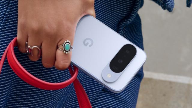 <b>Preț și disponibilitate Google Pixel 10 în România</b>Printre flagship-urile prezentate azi în cadrul evenimentului „Made by Google” îl avem și pe Pixel 10, varianta Vanilla din serie. E un model ceva mai accesibil care păstrează o bună parte din dotările versiunilor „Pro” din lineup, în frunte cu noul