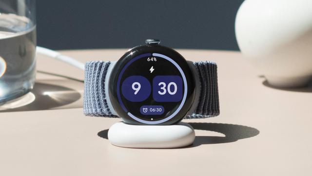 <b>Google prezintă Pixel Watch 4: Smartwatch cu ecran Actua 360, AI integrat și funcție de comunicare prin satelit</b>După lansarea telefoanelor din seria Pixel 10, Google aduce în prim-plan și noua generație de purtabile. Este vorba despre Pixel Watch 4, cel mai avansat smartwatch al companiei de până acum, disponibil începând cu această toamnă, în două dimensiuni