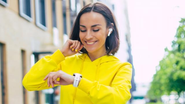 <b>Oferte de sezon din Germania #8: Top 5 ceasuri inteligente și accesibile pentru un ritm de viață conectat și activ</b>Iată că am ajuns la episodul #8 din seria „Oferte de sezon din Germania”. Dacă vrei să îți faci viața mai smart, mai sănătoasă și mereu conectată, un smartwatch accesibil este alegerea ideală. Am pregătit un top 5 modele sub 100 de euro, de pe Amazon