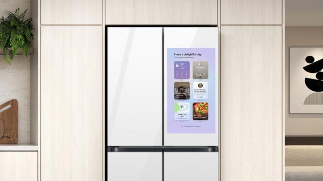 <b>7 ani de actualizări şi pentru electrocasnicele Samsung! Ele primesc One UI, Bixby, Knox</b>După ce a impresionat fanii Android aducând 7 ani de actualizări pe telefoanele Samsung, compania sud coreeană a început să ofere 7 ani de actualizări Tizen OS şi pentru televizoarele sale. Acum duce lucrurile spre următorul pas logic