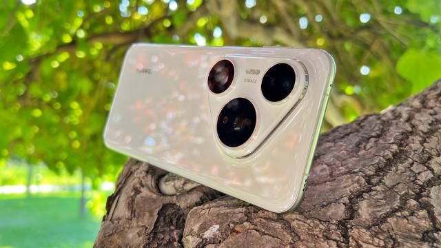 <b>HUAWEI Pura 80 Pro review detaliat în limba română (evaluare Mobilissimo)</b>La început de vară HUWEI atrăgea privirile fanilor prin lansarea seriei Pura 80 iar acum la două luni distanță iată că telefoanele cu pricina sosesc și la noi, oficial. Nu avem 4 variante precum se prezintă lineup-ul din China, ci ne mulțumim 