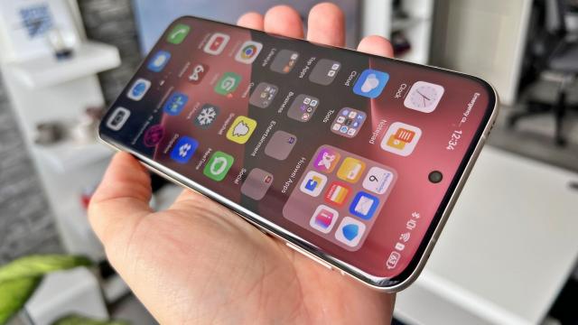 <b>Huawei Pura 80 Ultra: Display ultra imersiv, pe soare, în deplasare, în tren spre munte</b>Huawei Pura 80 Ultra vine cu un ecran care pe hârtie nu e foarte diferit de al predecesorului. E tot un LTPO OLED de 6.8 inch, care afişează 1 miliard de culori. E protejat mai bine totuşi, de Kunlun Glass 2 de data asta şi a crescut şi rezoluţia

