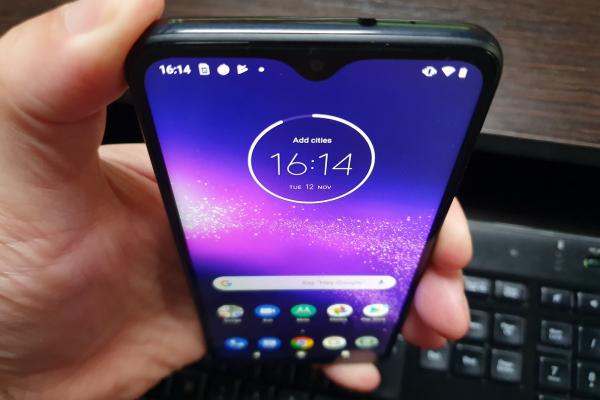 Motorola One Macro: Conectivitate de telefon midrange clasic