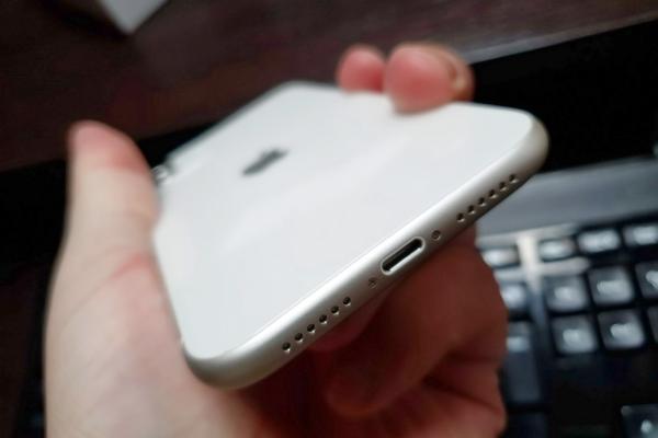 Apple iPhone 11: Acustică bună de filme, muzică, jocuri
