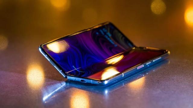 <b>Galaxy Z Flip nu va fi singurul pliabil Samsung din acest an; Se lucrează la un succesor veritabil pentru Galaxy Fold</b>După multe scăpări credibile de randări pentru Galaxy Z Flip, acum aflăm că Samsung pregăteşte încă un telefon pliabil pentru 2020. Informaţia vine de la Max Weinbach, zvonacul numărul 2 de la 