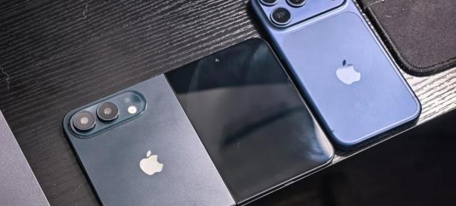 Cum arată iPhone Fold pe negru? Vedem o nouă machetă cu primul telefon pliabil Apple
