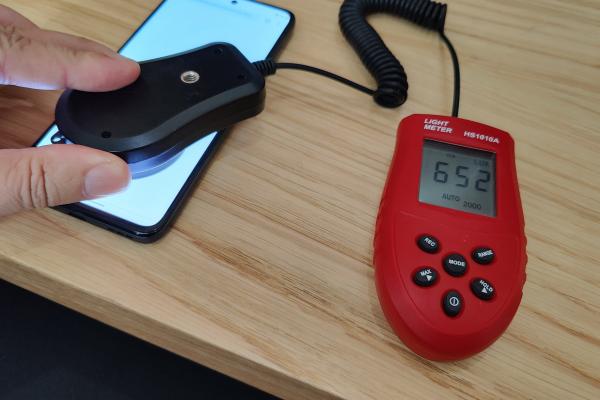 Luminozitate display Motorola Moto G82 5G și ecranul văzut la microscop