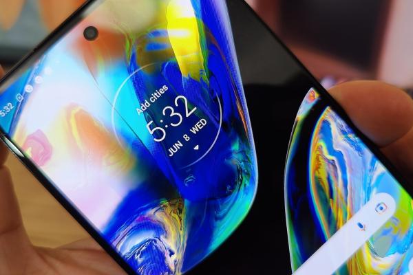 Motorola Moto G82 5G: Display AMOLED luminos, cu muchii simetrice