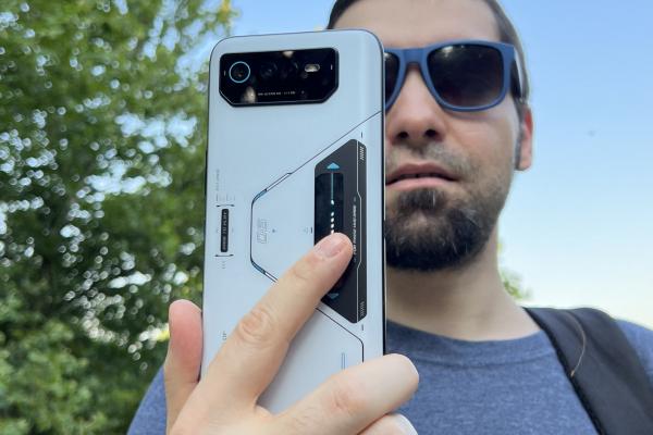 ASUS ROG Phone 6 Pro Unboxing: întoarcerea ROBOTULUI de gaming, acum cu Snapdragon 8+ Gen 1, cooler urieşesc