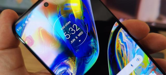 Motorola Moto G82 5G: Display AMOLED luminos, cu muchii simetrice
