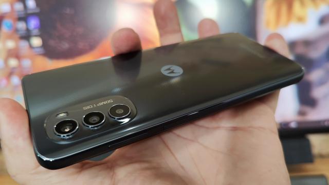 <b>Motorola Moto G82 5G review detaliat în limba română (Evaluare Mobilissimo) </b>Seria Moto G pare să fie cea mai de succes pentru Motorola în ultimii ani, cu sute de milioane de unităţi vândute. De altfel în 2020 se trecea pragul de 100 de milioane de Moto G-uri, iar povestea seriei începea în 2013. În această perioadă Moto