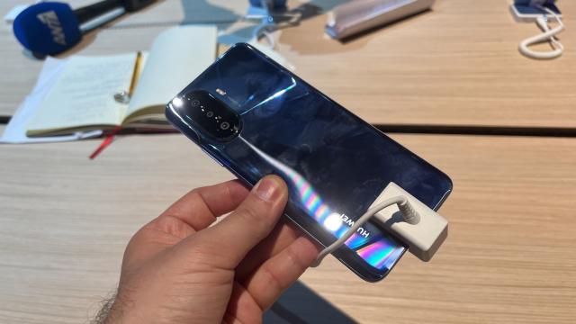 <b>Huawei nova Y70 hands-on: battery phone de 6000 mAh cu spate din sticlă (Video)</b>O să încep acest hands on prin a vă spune că m-am înşelat. Se pare că acest Huawei nova Y70 nu are spate din plastic, ci din sticlă, dacă mă iau după slide-urile oficiale ale prezentării sale din Istanbul. În mod inedit aduce şi atuuri chiar