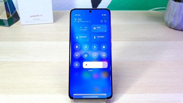 <b>Xiaomi 12: Conectivitate ca la casele mari, pe telefonul cel mic</b>Xiaomi 12 e bine acoperit şi la conectivitate, cu Wi-Fi 6, 5G, Bluetooth 5.2, NFC, infraroşu (cu aplicaţie dedicată), port USB-C 2.0 şi GPS (plus Glonass, BDS, Galileo, QZSS). Are două sloturi nano SIM, iar apelurile telefonice s-au auzit destul de tare