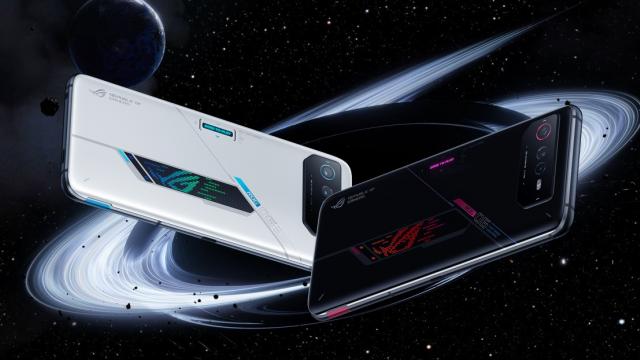 <b>Preț și disponibilitate ASUS ROG Phone 6 în România (+ AeroActive Cooler 6 cadou la precomandă)</b>Un prim smartphone de gaming din 2022 care optează pentru procesor Snapdragon 8+ Gen1 este ASUS ROG Phone 6, un terminal evoluat, care aduce schimbări și la capitolul design, răcire, cât și ecran. Gamerii primesc un articol dedicat 
