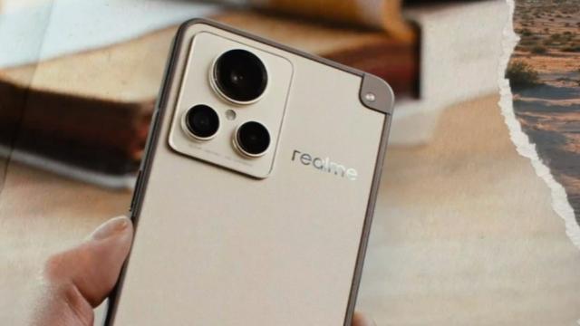 <b>realme dezvăluie design-ul lui GT2 Explorer Master, cu un spate tip "valiză" îmbrăcat în piele ecologică</b>Zilele trecute odată cu aflarea veștii că seria GT Master de la realme a vândut 2 milioane de unități, a venit și anunțul referitor la următorul model din lineup, acela fiind realme GT2 Explorer Master. Acesta se va lansa pe data de 12 iulie 