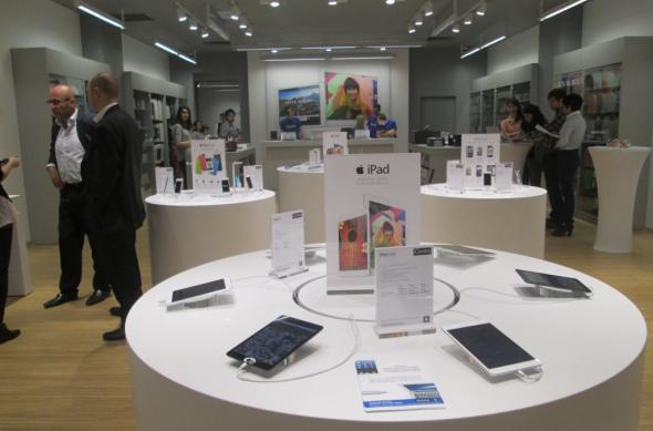 Primul magazin iCentre din România (Apple Premium Reseller) s-a inaugurat oficial astăzi!: icentre_romania_08jpg.jpg
